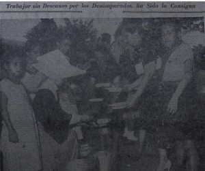 Hermanas distribuyendo alimento a los damnificados. Tomada de El Relator,1956