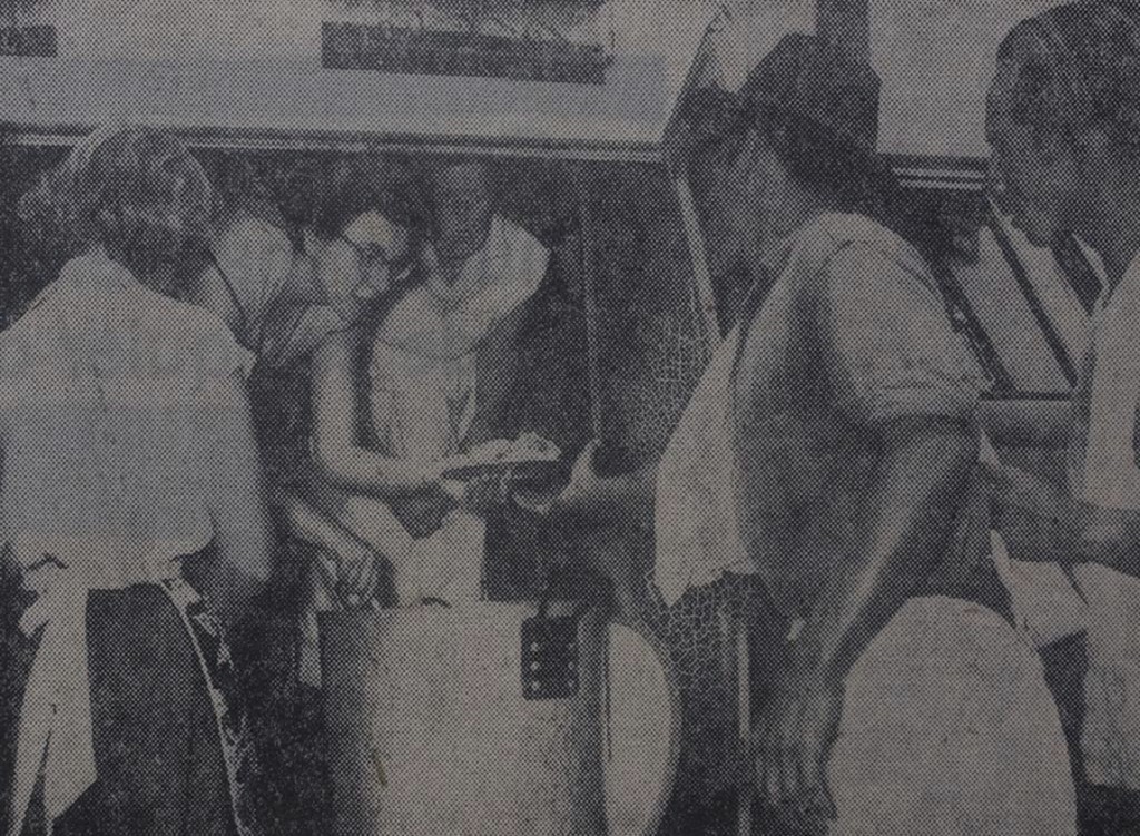 Mujeres distribuyendo alimentos a los damnificados. Tomada de El Relator 1956.